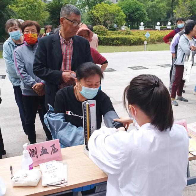 寶山社區(qū)便民服務(wù)暖人心 中醫(yī)問(wèn)診、血壓測(cè)量與理發(fā)服務(wù)一站式體驗(yàn)